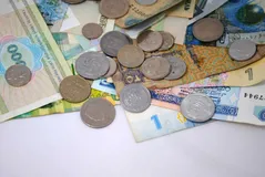 coins and banknotes of different countries 112387906